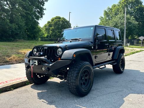 Used 2013 Jeep Wrangler Unlimited Rubicon w/ Max Tow Pkg AWD/4WD image 1