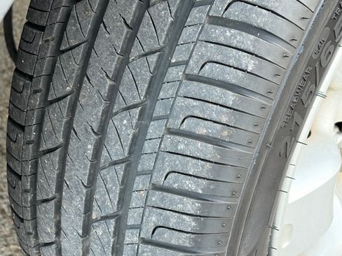 Used 1998 Nissan Frontier XE image 2