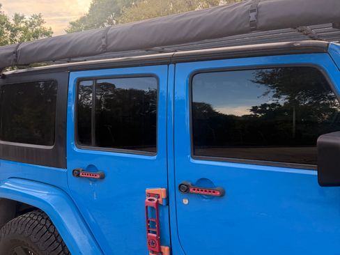 Used 2011 Jeep Wrangler Unlimited Sahara w/ Connectivity Group image 9