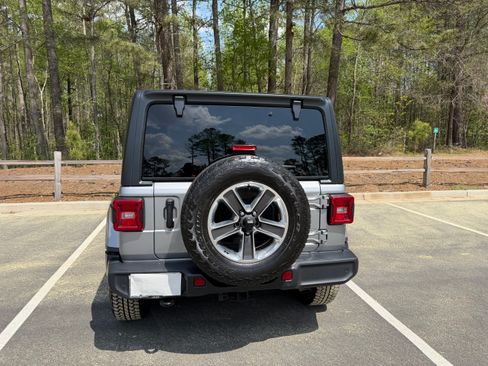 Used 2020 Jeep Wrangler Unlimited Sahara image 5