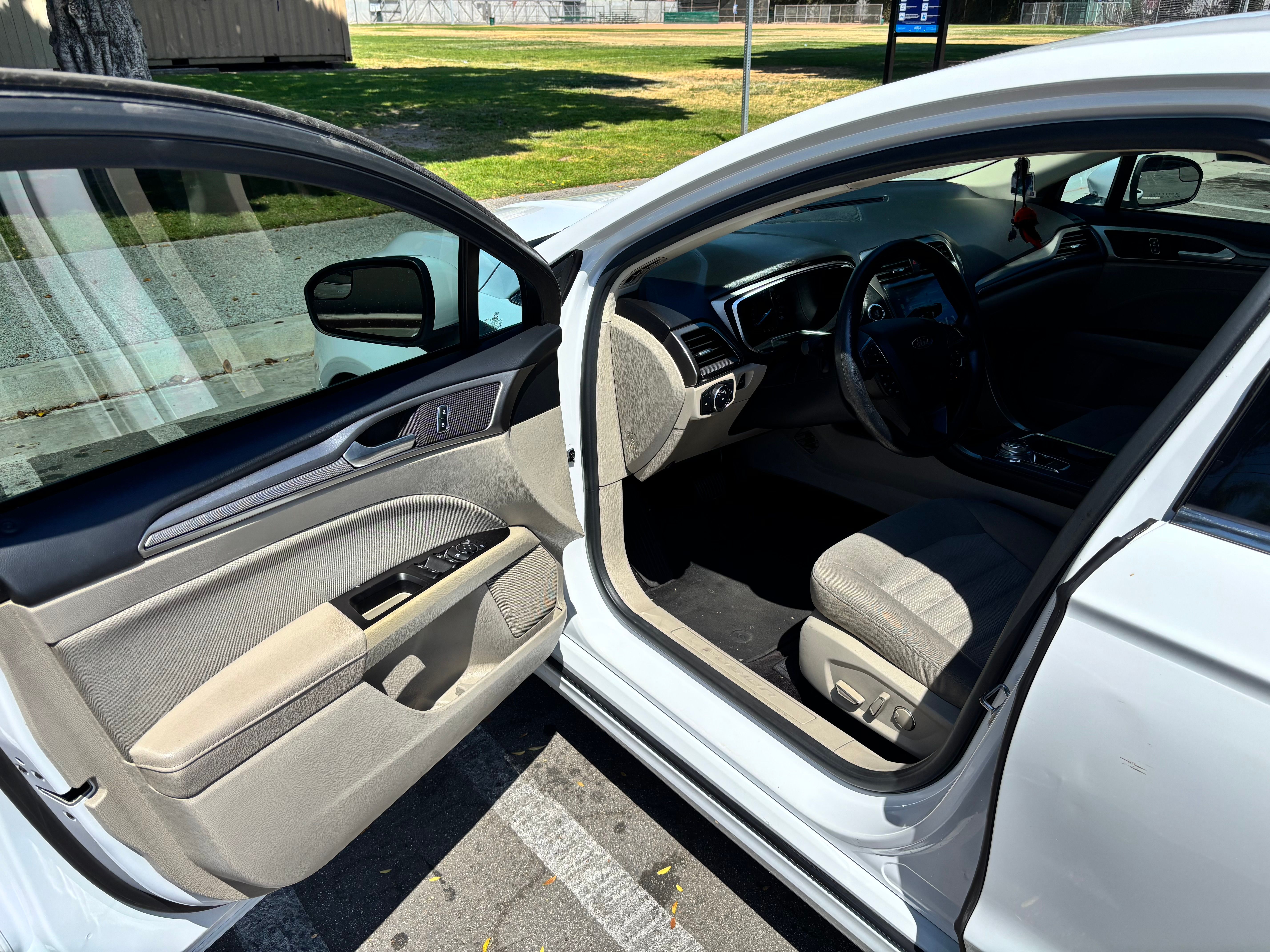 Used 2017 Ford Fusion SE w/ Fusion SE Technology Package FWD image 16