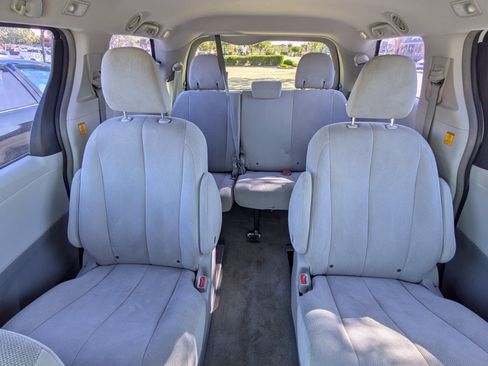 Used 2013 Toyota Sienna L w/ Towing Pkg image 6