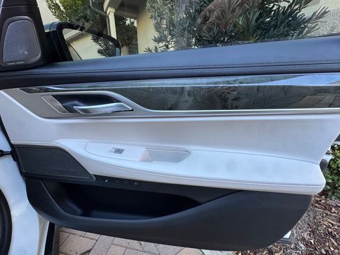 Used 2022 BMW 750Li xDrive AWD/4WD image 27