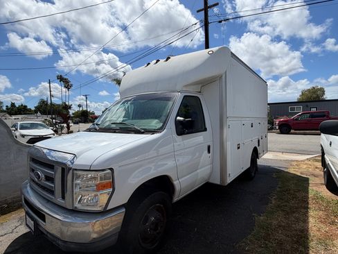 Used 2014 Ford E-350 and Econoline 350 Super Duty image 2