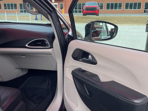 Used 2022 Chrysler Pacifica Touring-L image 13