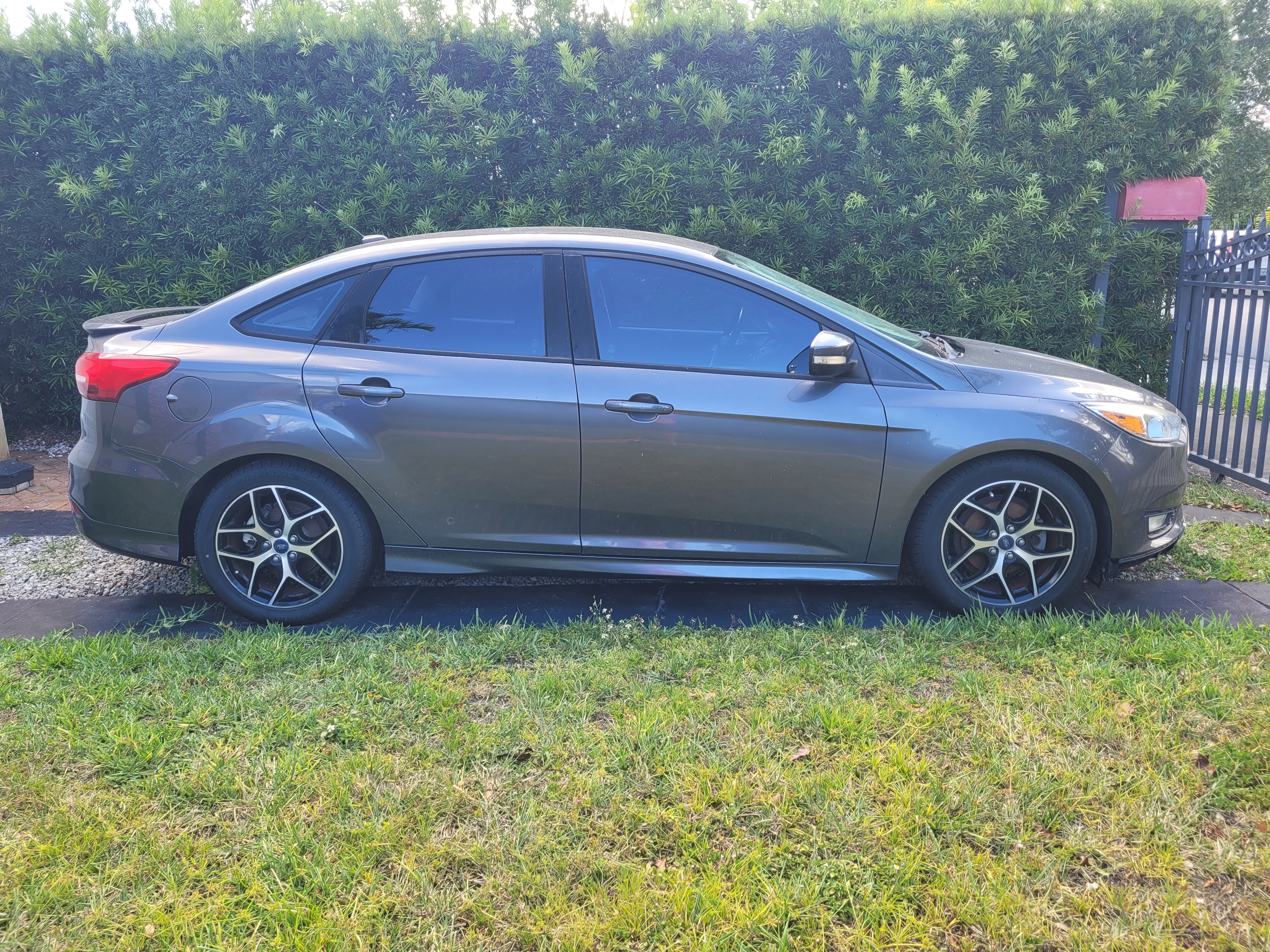 Used 2015 Ford Focus SE w/ SE Sport Package FWD image 4