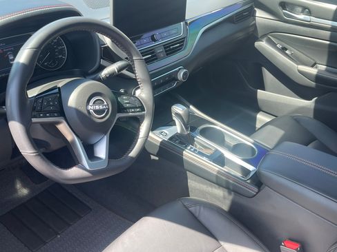 Used 2024 Nissan Altima 2.5 SR w/ SR Premium Package FWD image 9