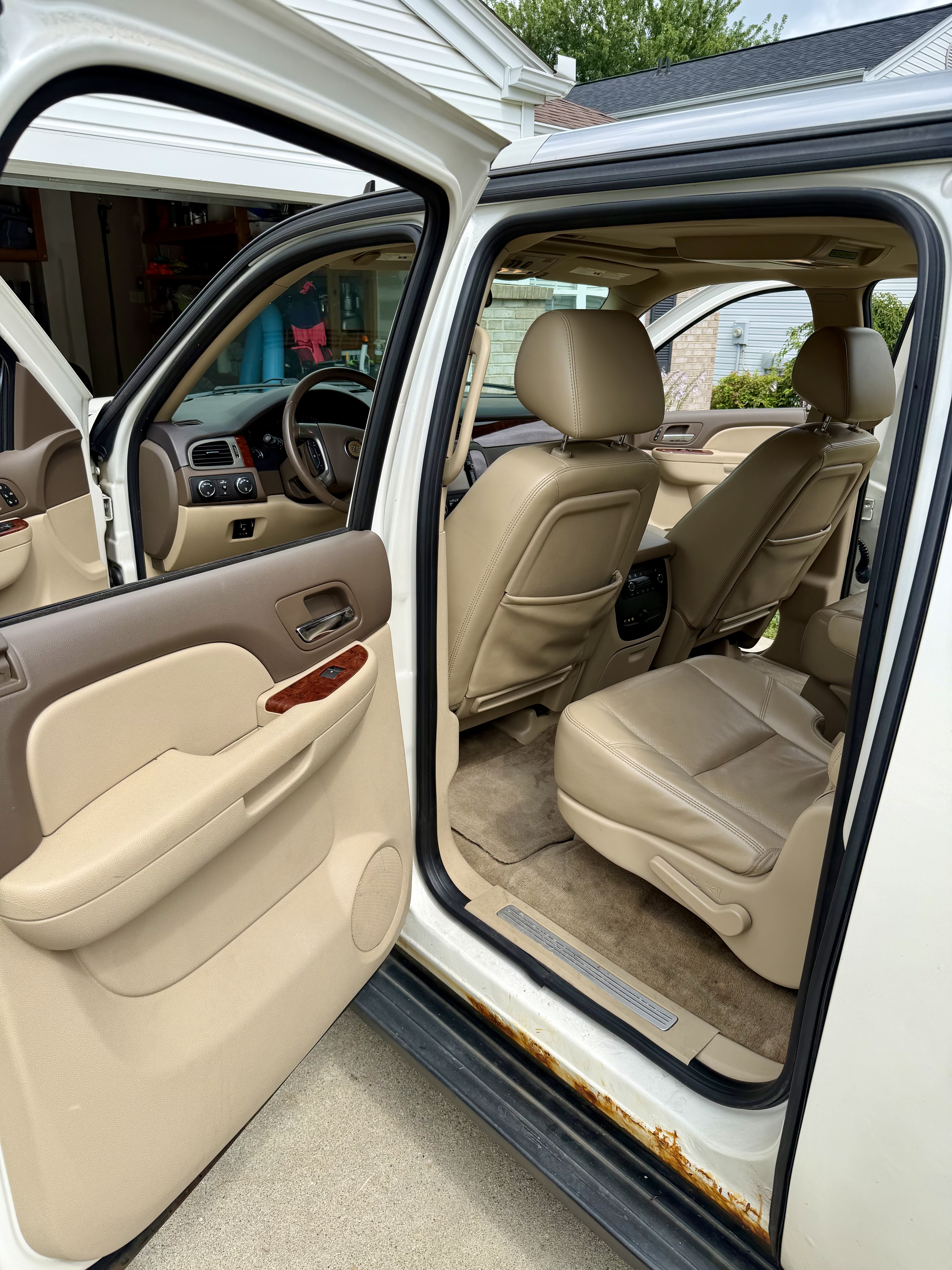 Used 2010 Chevrolet Suburban LTZ AWD/4WD image 13