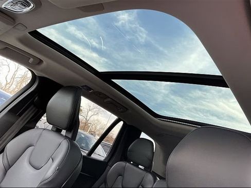 Used 2020 Volvo XC90 T6 Momentum image 9