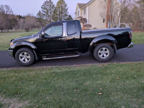 Used 2011 Nissan Frontier SV w/ SV Premium Utility Pkg image 2