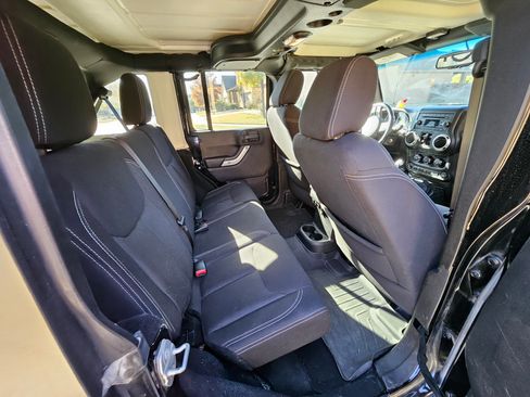 Used 2015 Jeep Wrangler Unlimited Rubicon w/ Connectivity Group image 12