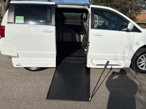 Used 2018 Dodge Grand Caravan SXT image 1