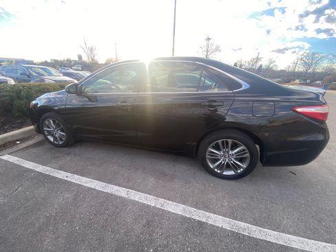 Used 2017 Toyota Camry SE image 1