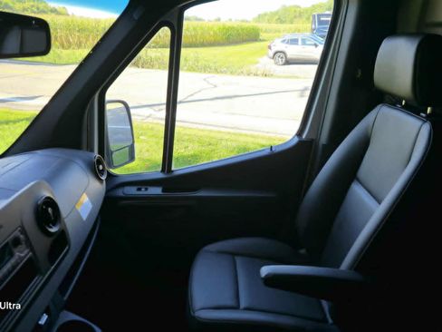 Used 2024 Mercedes-Benz Sprinter 2500 image 10
