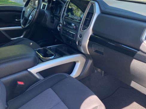 Used 2021 Nissan Titan SV w/ SV Convenience Package RWD image 18