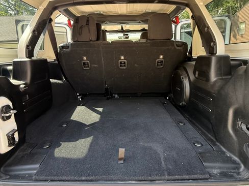 Used 2018 Jeep Wrangler Unlimited Sahara w/ Uconnect 4C Nav & Sound Group image 8