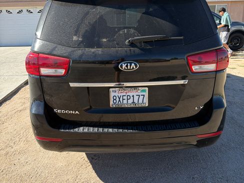Used 2017 Kia Sedona LX w/ LX Essentials Premium Package FWD image 4