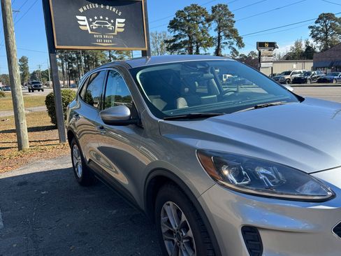 Used 2021 Ford Escape SE image 5