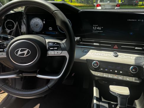 Used 2025 Hyundai Elantra Limited FWD image 14