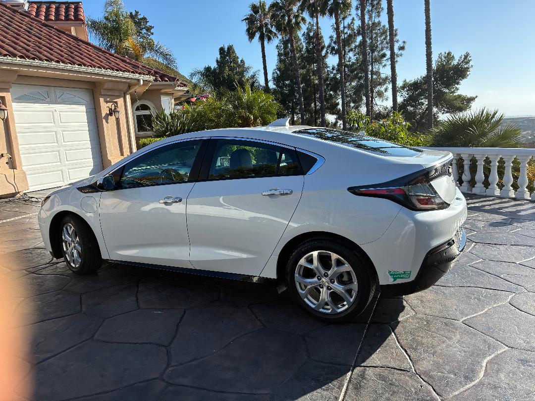 Used 2016 Chevrolet Volt Premier w/ Driver Confidence Package FWD image 2