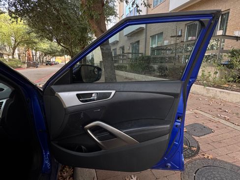 Used 2012 Hyundai Veloster w/ Style Pkg image 14