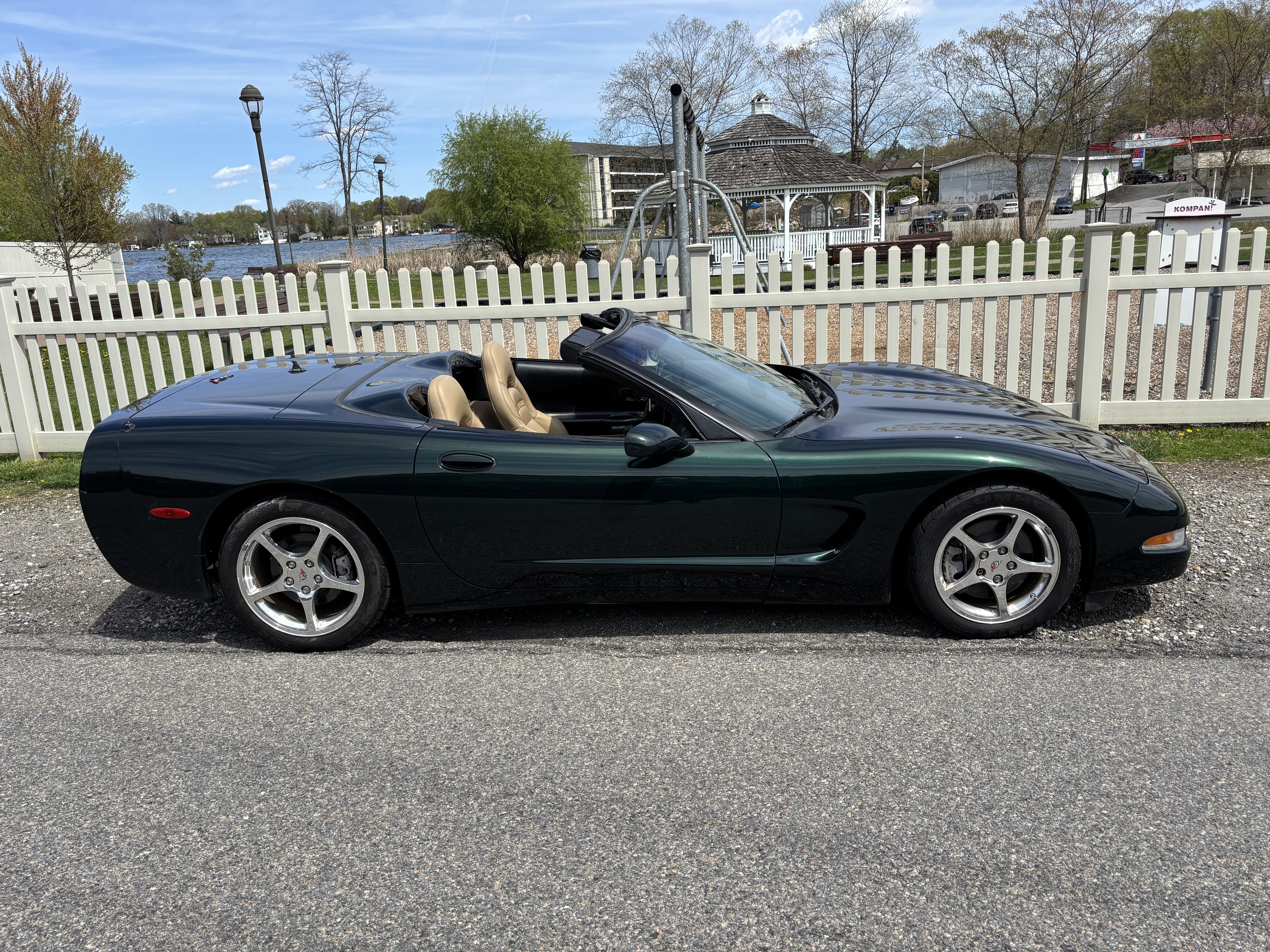Used 2001 Chevrolet Corvette Convertible w/ Preferred Equipment Group2 RWD image 2
