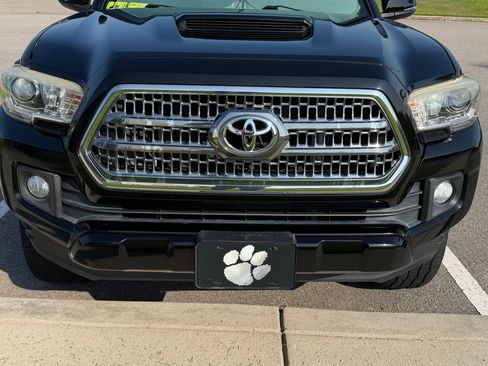 Used 2017 Toyota Tacoma TRD Sport w/ Tow Package AWD/4WD image 5