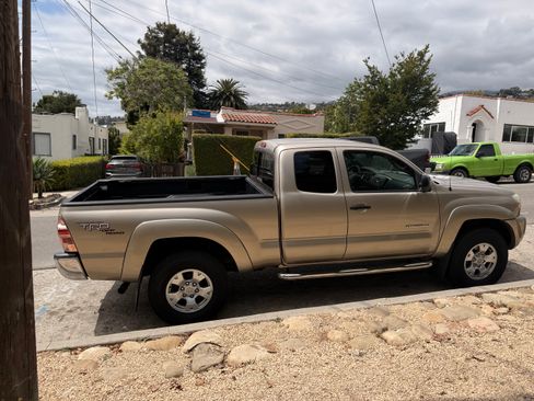Used 2005 Toyota Tacoma PreRunner RWD image 1