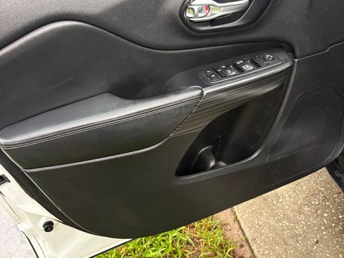 Used 2016 Jeep Cherokee Limited FWD image 9