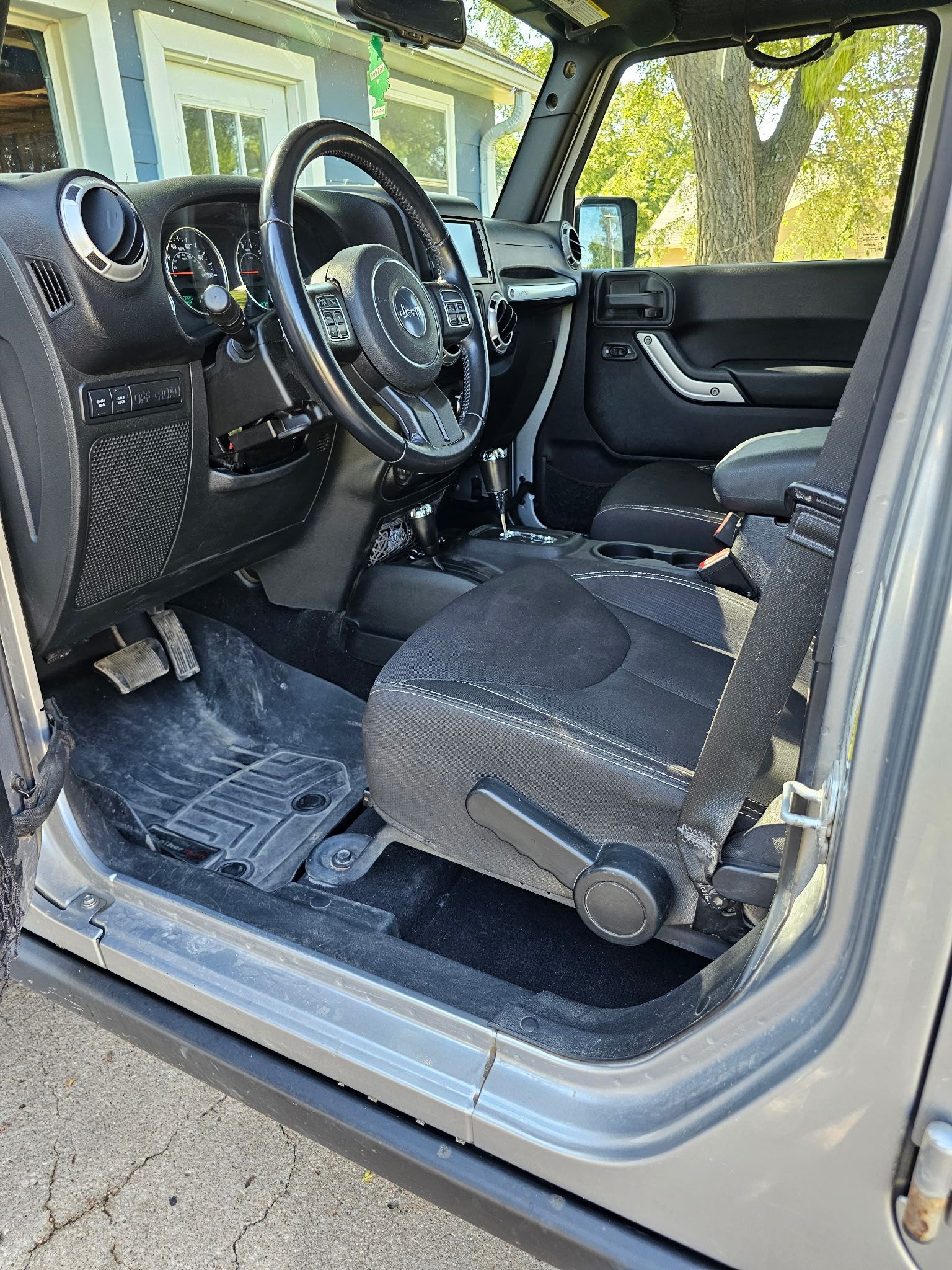 Used 2015 Jeep Wrangler Unlimited Rubicon w/ Connectivity Group AWD/4WD image 17