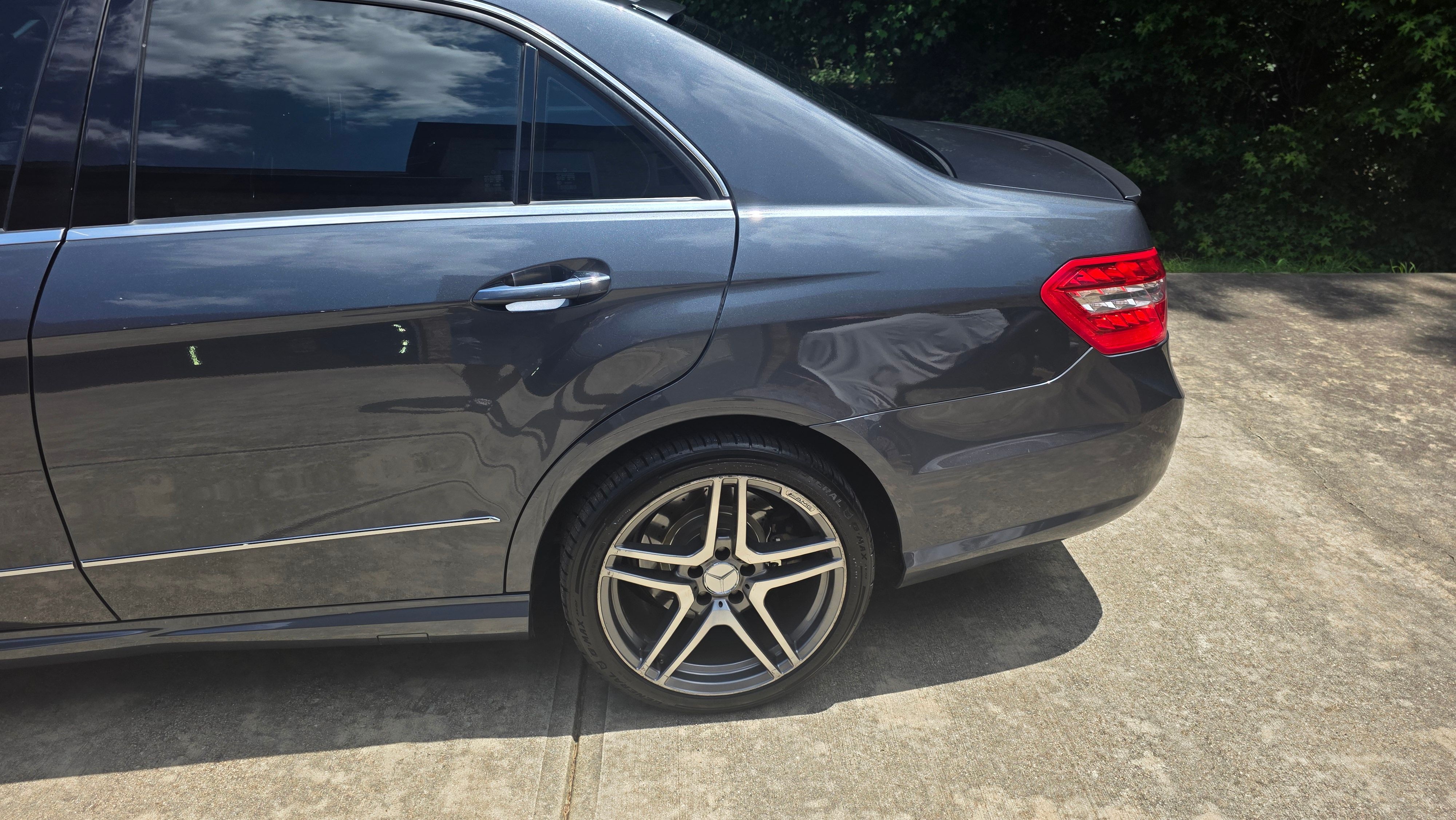 Used 2010 Mercedes-Benz E 550 Sedan image 9