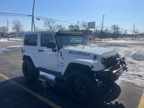 Used 2018 Jeep Wrangler Sahara w/ Connectivity Group image 4