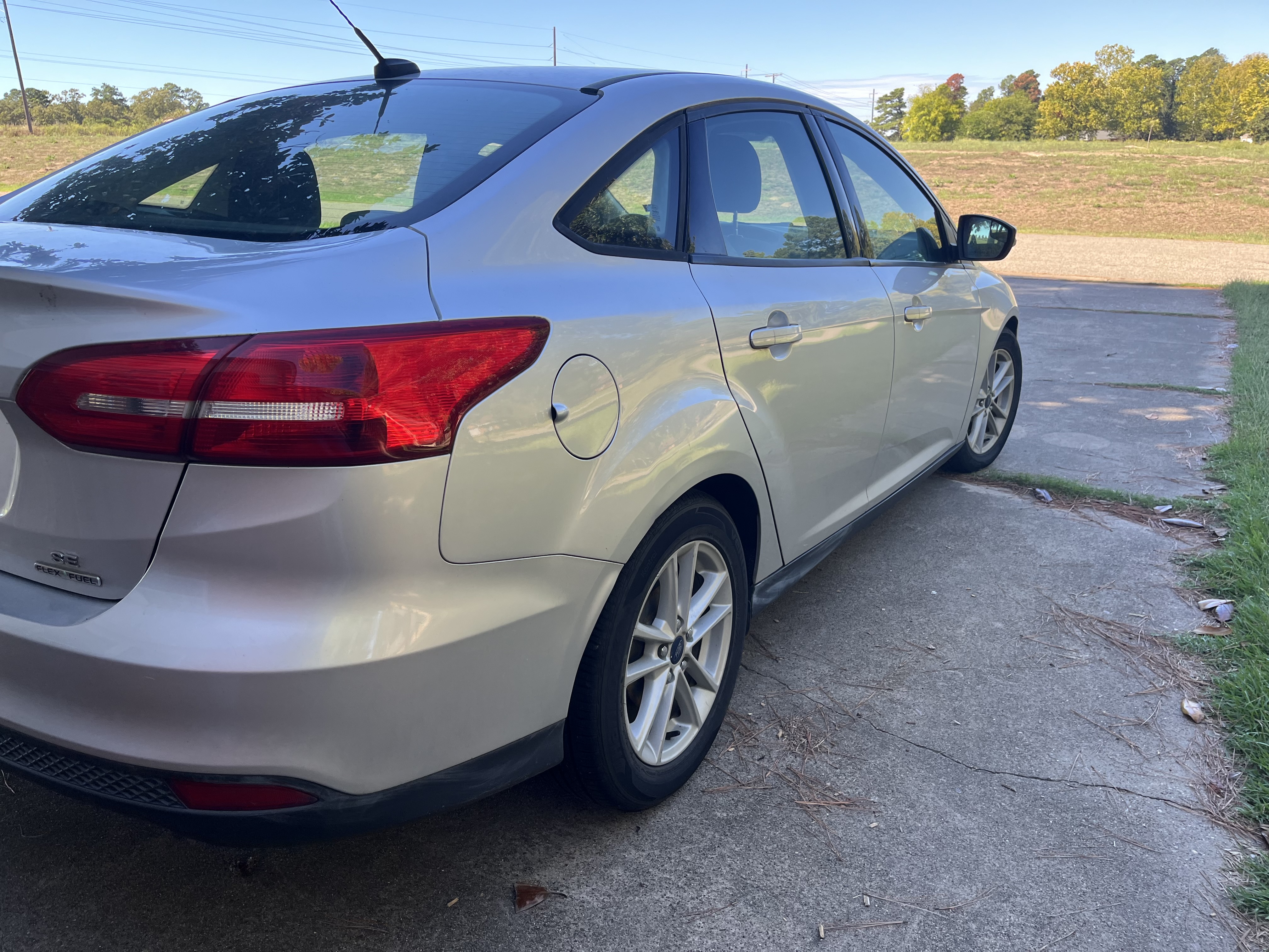 Used 2016 Ford Focus SE FWD image 2