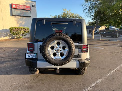 Used 2015 Jeep Wrangler Unlimited Sahara w/ Connectivity Group AWD/4WD image 8