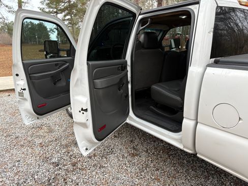 Used 2006 Chevrolet Silverado 2500 W/T w/ Heavy-Duty Power Package image 5