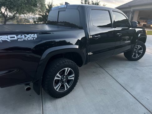 Used 2017 Toyota Tacoma TRD Sport AWD/4WD image 17