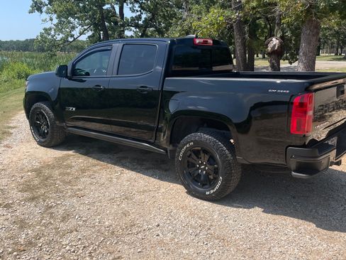 Used 2022 Chevrolet Colorado Z71 w/ Z71 Midnight Edition AWD/4WD image 2