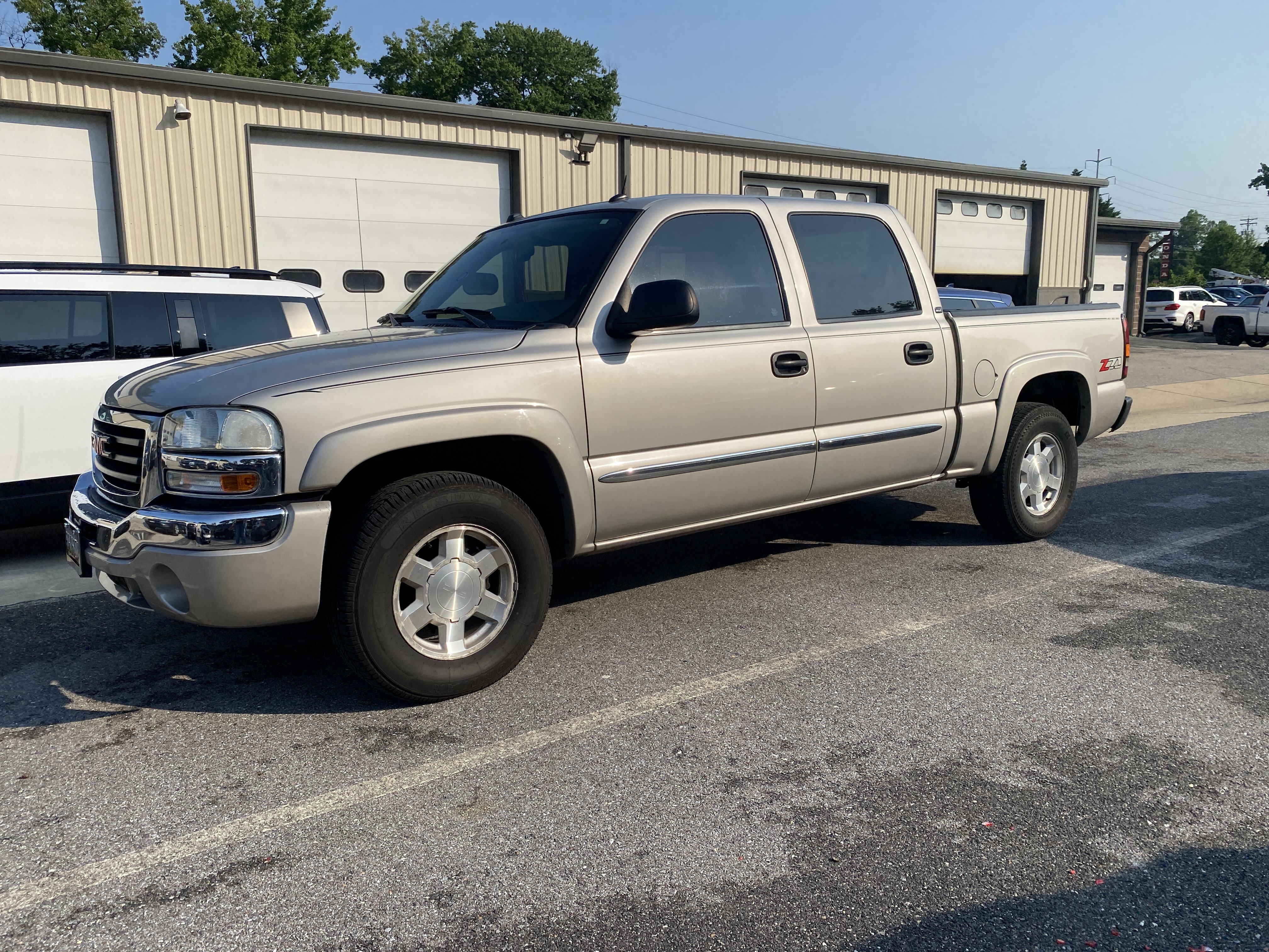 Used 2004 GMC Sierra 1500 SLT w/ Off-Road Package AWD/4WD image 1