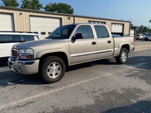 Used 2004 GMC Sierra 1500 SLT w/ Off-Road Package AWD/4WD image 1