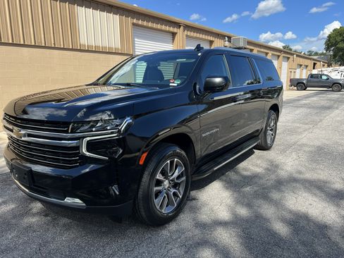 Used 2021 Chevrolet Suburban LT image 1