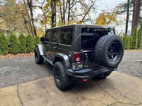 Used 2017 Jeep Wrangler Unlimited Rubicon image 2