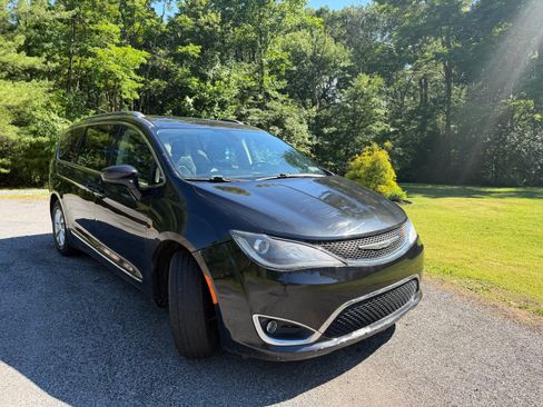 Used 2019 Chrysler Pacifica Touring-L FWD image 9