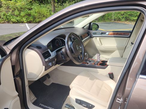 Used 2012 Volkswagen Touareg TDI image 12