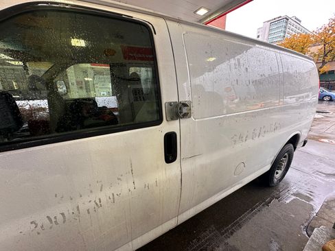 Used 2007 GMC Savana 2500 Van 3D image 5