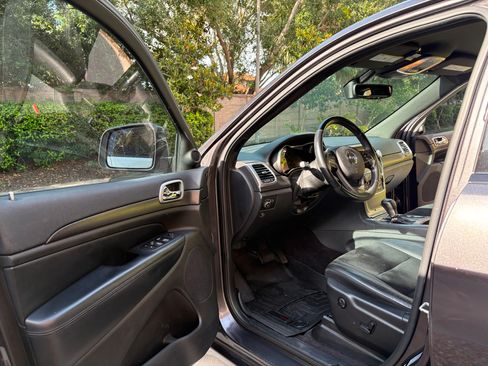 Used 2018 Jeep Grand Cherokee Altitude RWD image 12