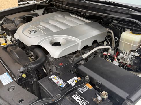 Used 2013 Toyota Land Cruiser Sport Utility 4D image 9