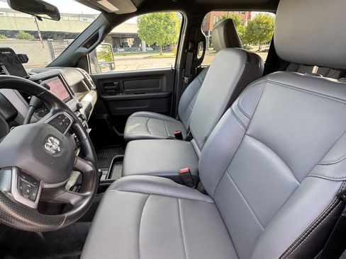 Used 2024 RAM 2500 Tradesman w/ Chrome Appearance Group image 16