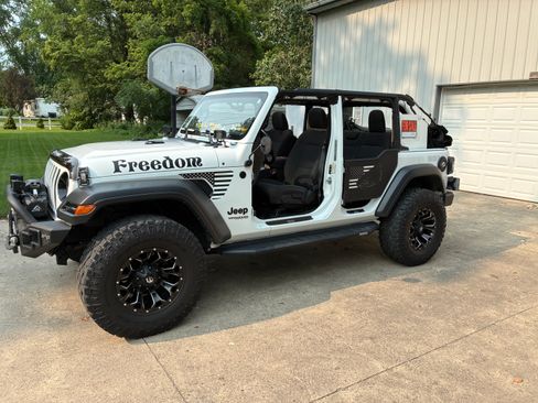 Used 2021 Jeep Wrangler Unlimited Sport w/ Technology Group AWD/4WD image 4
