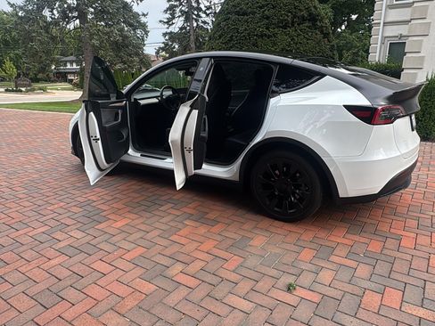 Used 2023 Tesla Model Y Long Range AWD/4WD image 14