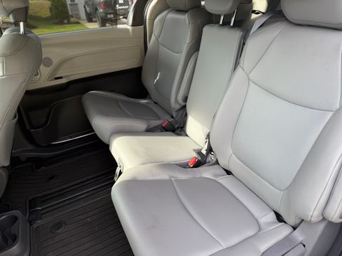 Used 2021 Toyota Sienna XLE w/ XLE Plus Package FWD image 5